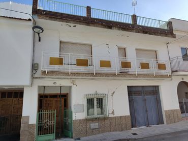 Casa con balcón en venta en Baza