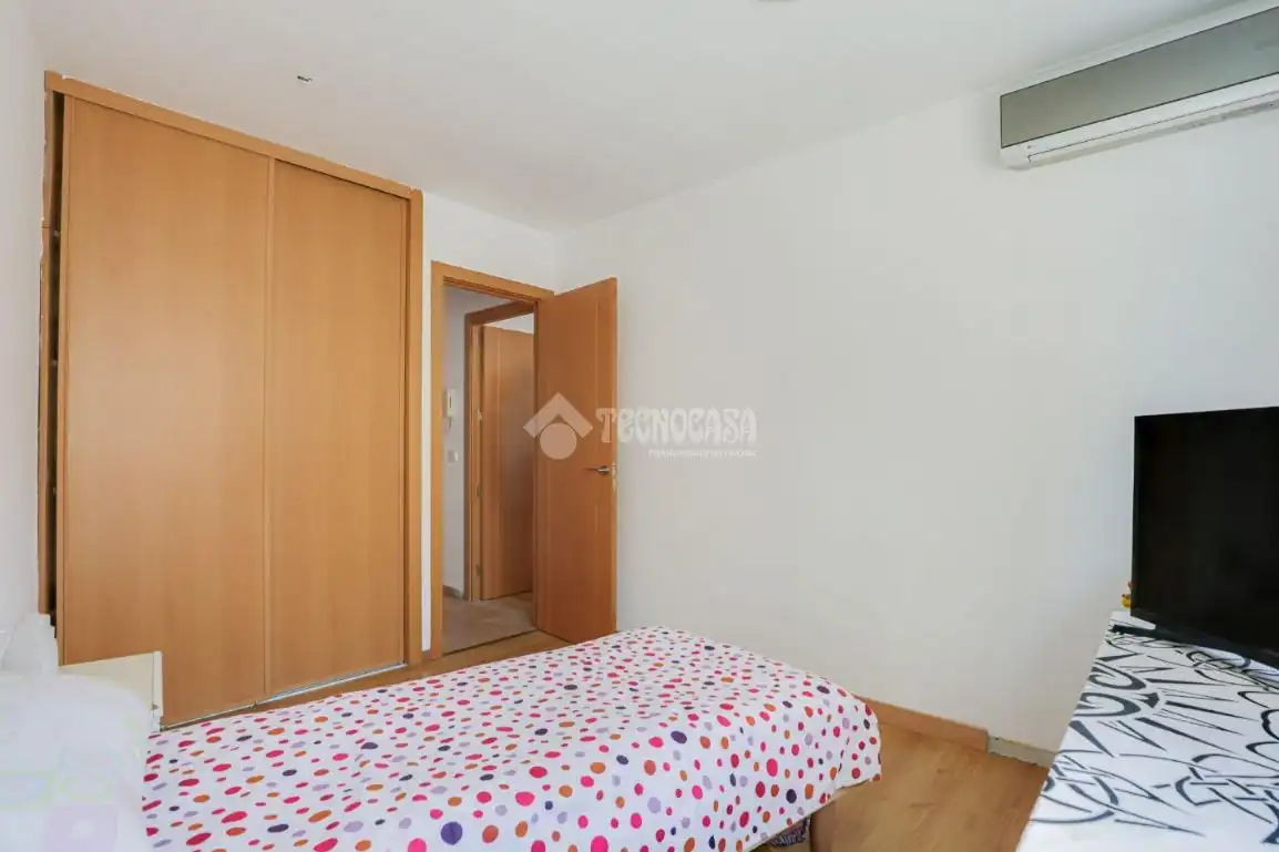 Habitación de Casa adosada en venta en Terrassa con Aire acondicionado, Terraza y Trastero