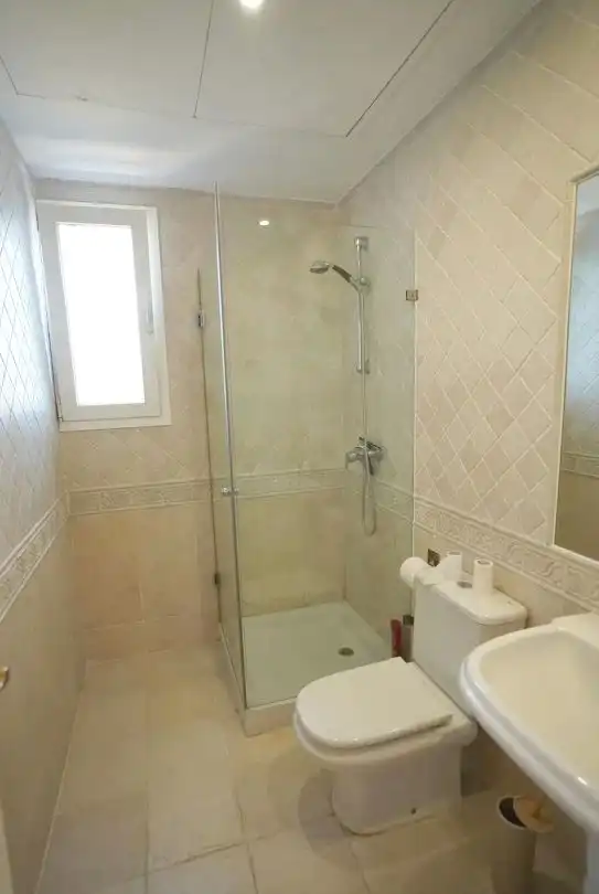 Bany de Casa o xalet en venda en Marbella amb Aire condicionat, Calefacció i Jardí privat