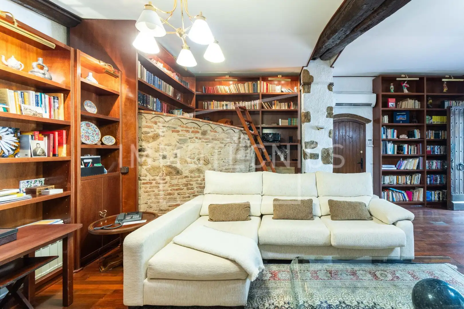 Sala d'estar de Finca rústica en venda en Sant Iscle de Vallalta amb Calefacció, Jardí privat i Piscina