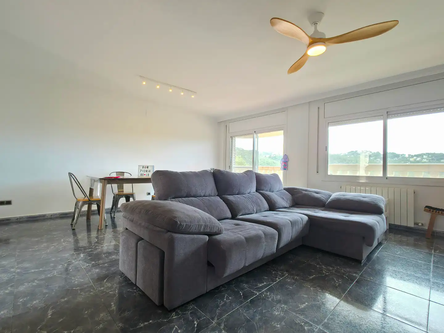Sala d'estar de Casa o xalet en venda en Sant Andreu de la Barca amb Aire condicionat, Calefacció i Jardí privat