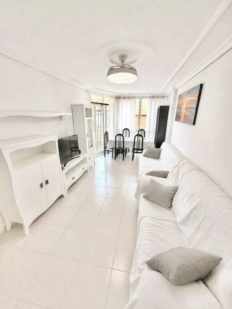 Sala d'estar de Apartament de lloguer en Los Alcázares amb Calefacció, Terrassa i Moblat
