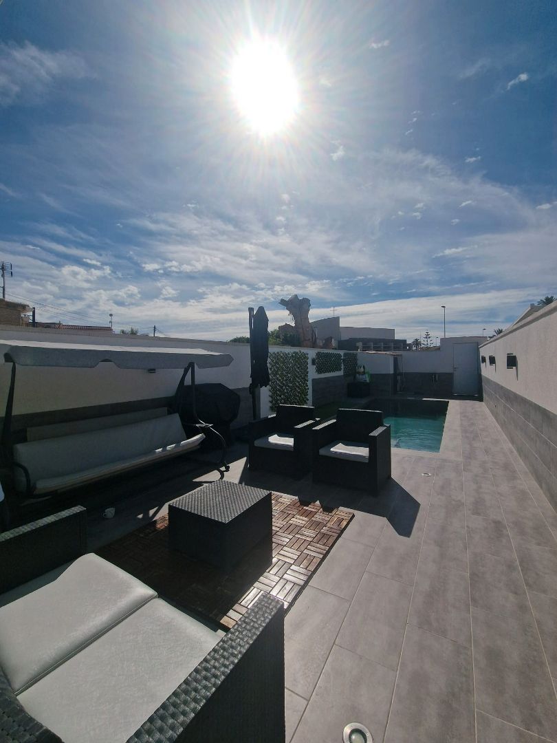 Terrace of House or chalet for sale in Torrevieja  with Air Conditioner and Furnished