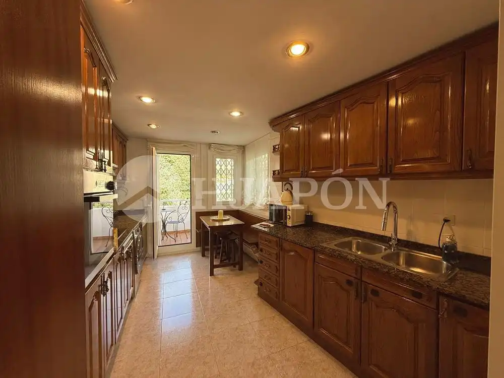 Cocina de Casa o chalet en venta en Alella con Aire acondicionado, Calefacción y Jardín privado