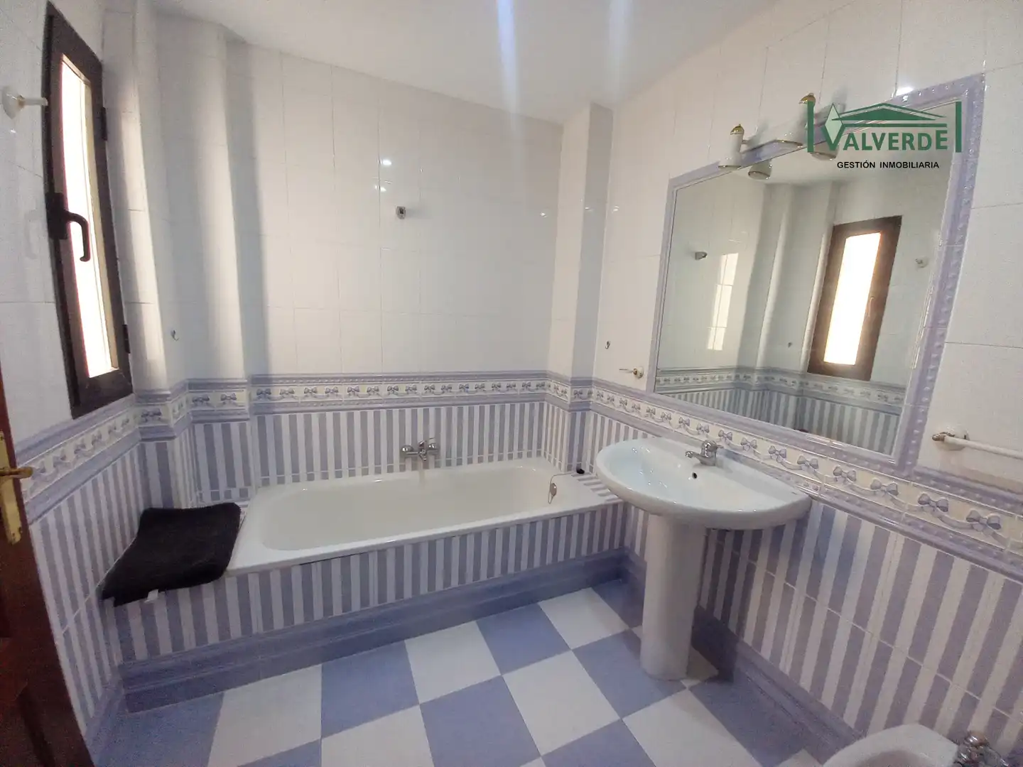 Bathroom of Flat for rent in Granada  with Air Conditioner, Heating and Furnished
