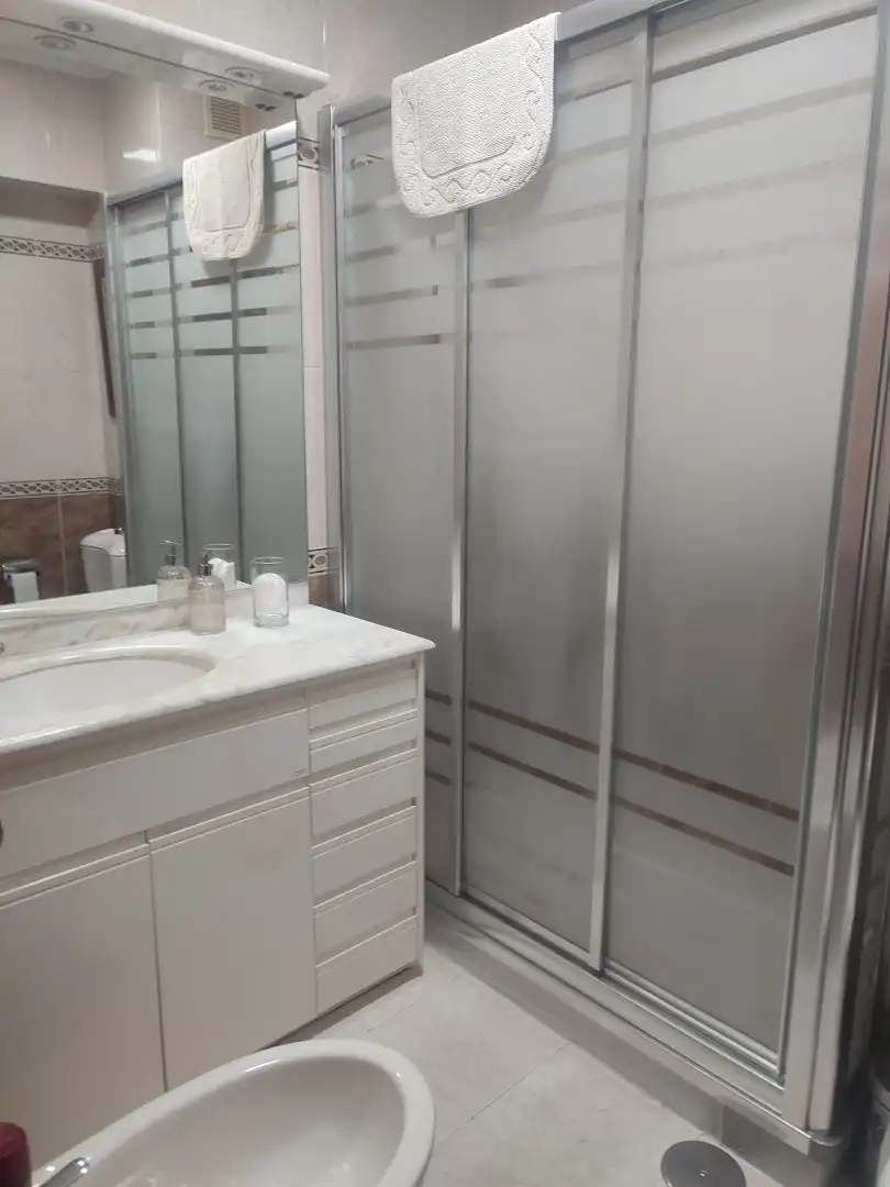 Baño de Piso de alquiler en Coria del Río con Aire acondicionado, Amueblado y Horno