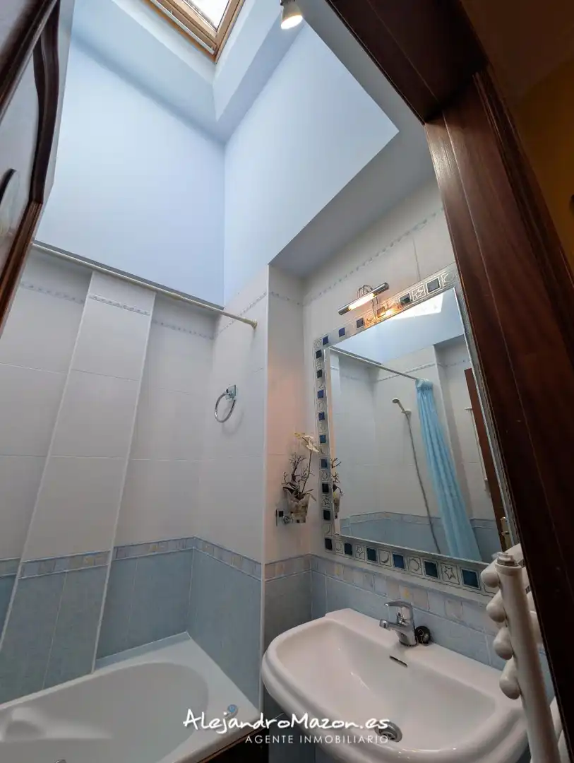 Badezimmer von Einfamilien-Reihenhaus zum Verkauf in Castro-Urdiales mit Heizung, Privatgarten und Terrasse