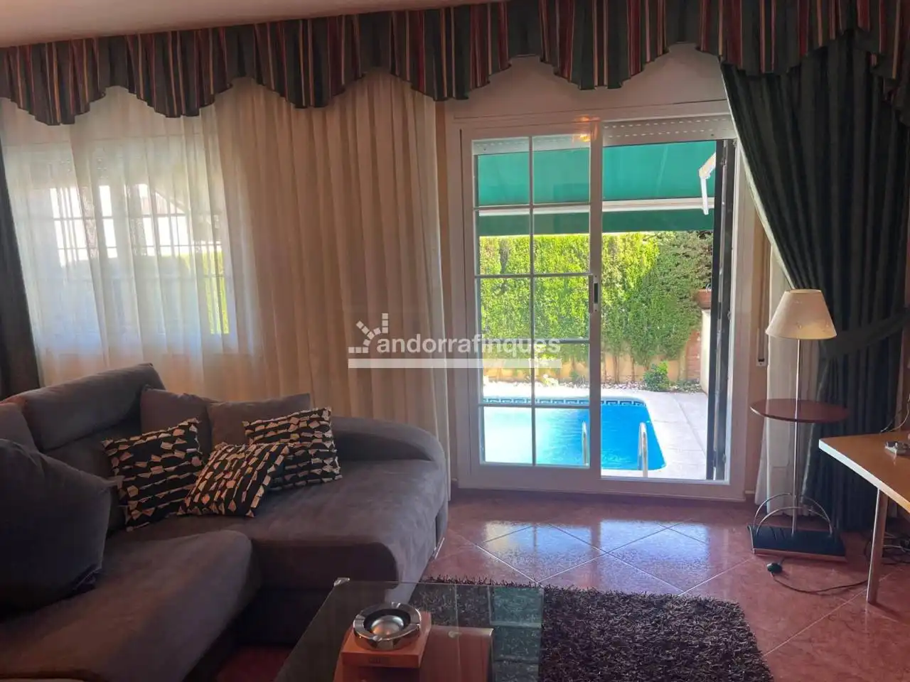 Sala d'estar de Casa o xalet en venda en Vilassar de Mar amb Jardí privat, Terrassa i Piscina