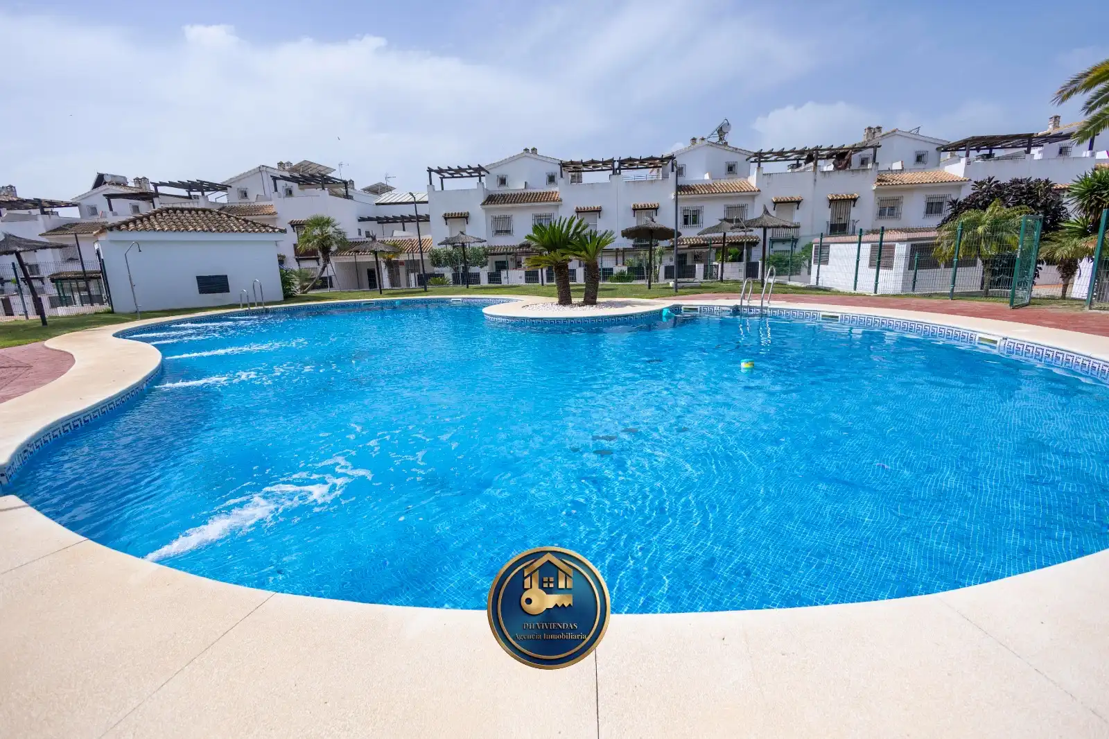 Piscina de Casa adosada en venda en Dos Hermanas amb Aire condicionat, Jardí privat i Terrassa