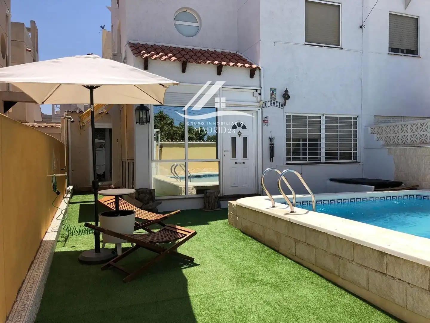 Piscina de Casa adosada en venda en Torrevieja