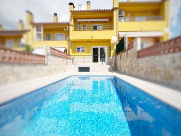 House with pool for sale in Carrer Avellaners