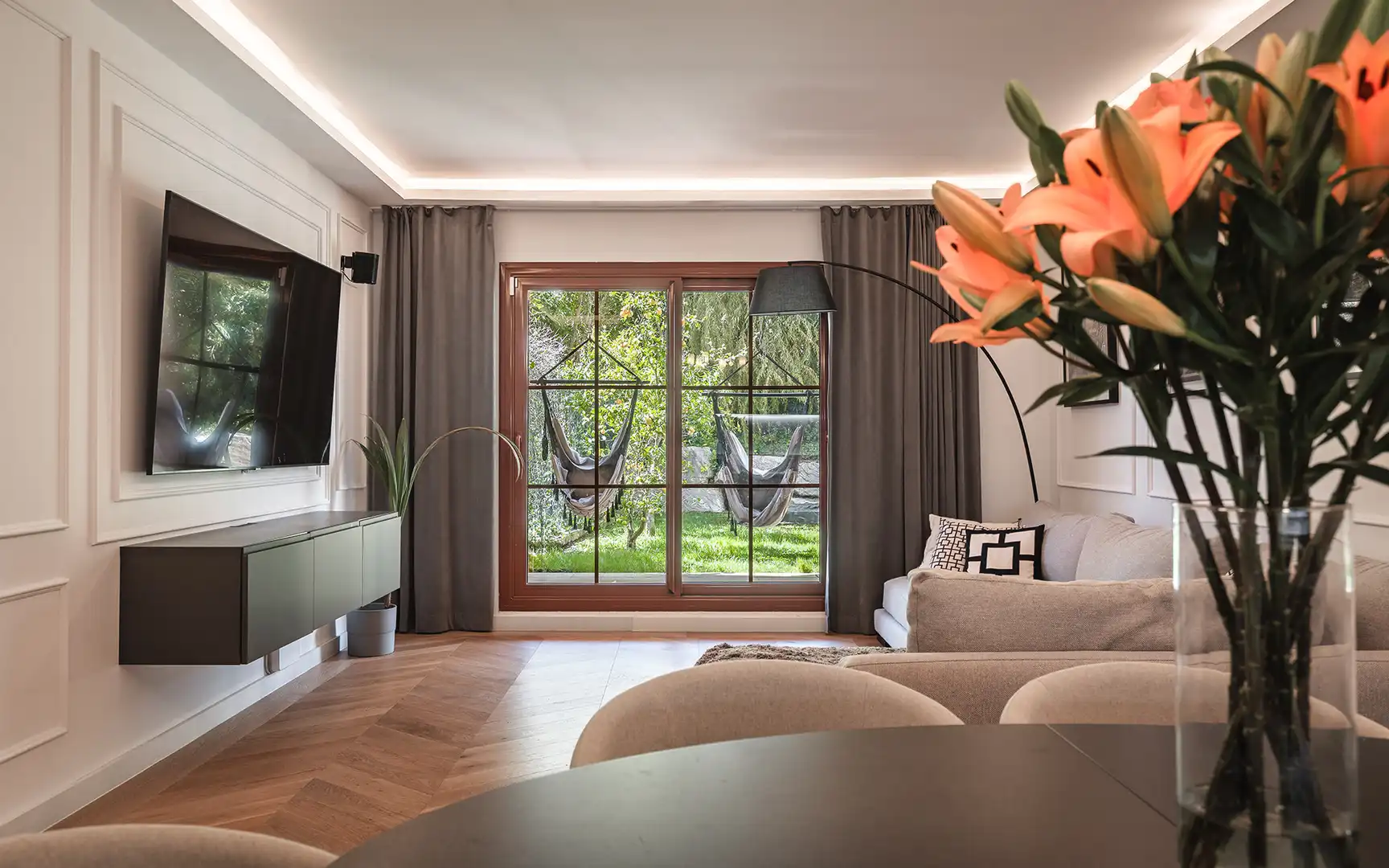 Wohnzimmer von Erdgeschoss zum Verkauf in Benahavís mit Klimaanlage, Privatgarten und Terrasse