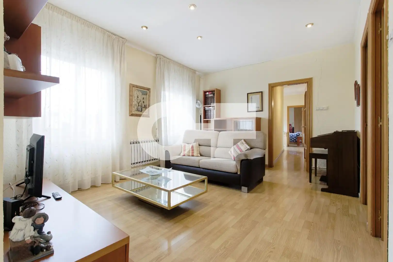 Sala de estar de Piso en venta en Cornellà de Llobregat con Aire acondicionado, Calefacción y Parquet