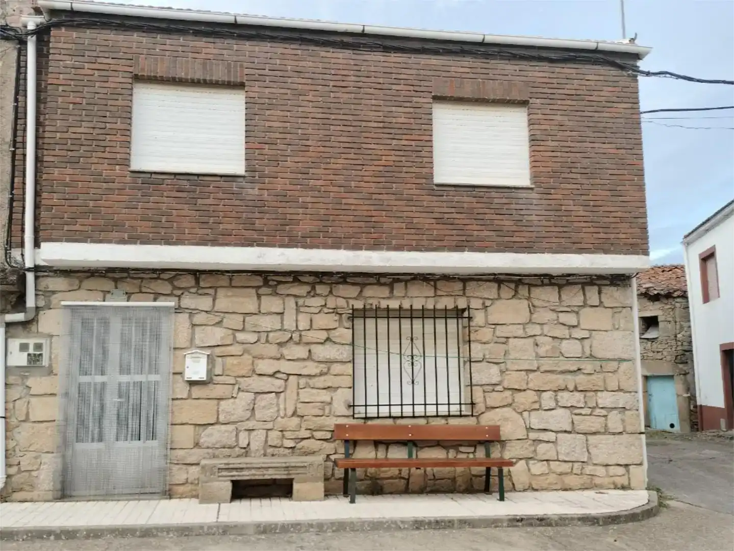 Vista exterior de Casa adosada en venda en Aldeadávila de la Ribera amb Moblat