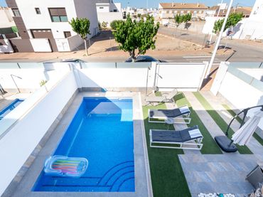 Casa con piscina en venta en Calle Pintor Julio Romero de Torres