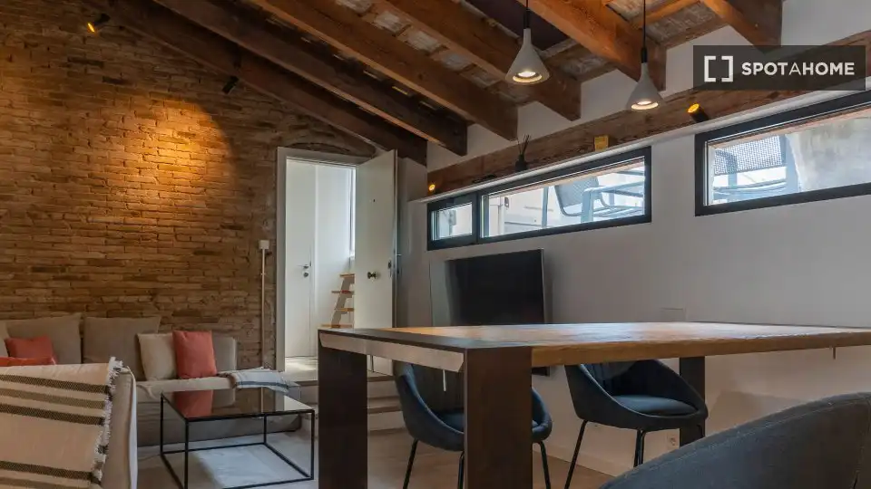 Appartamento con terrazza in affitto a L'Eixample