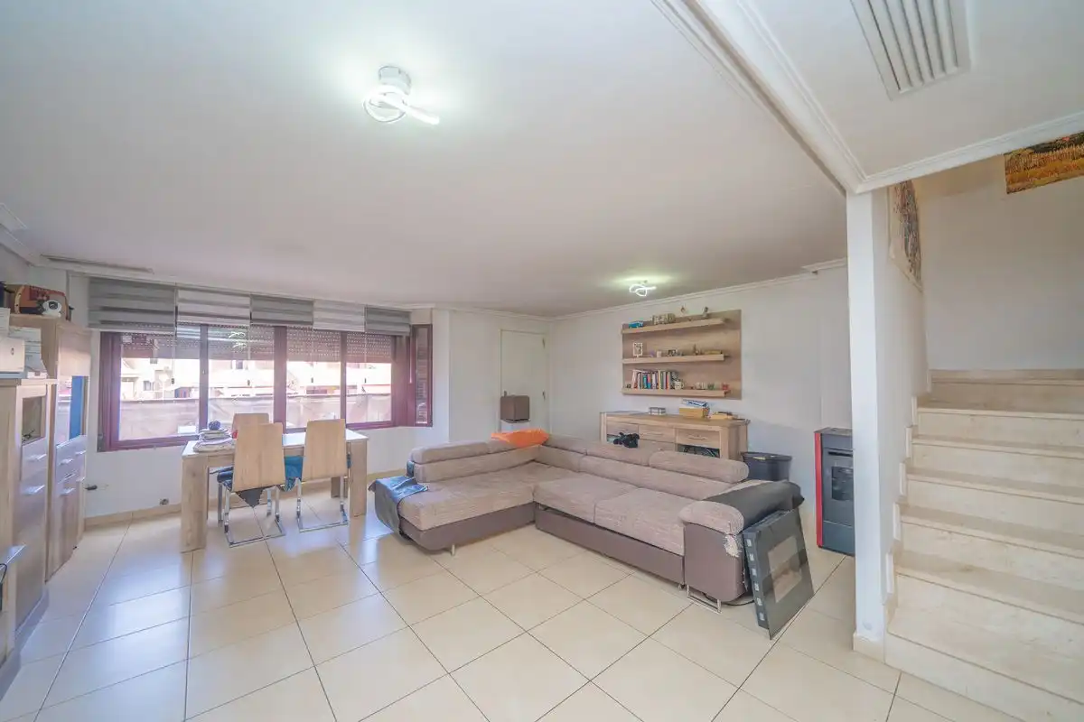 Sala de estar de Casa adosada en venta en La Nucia con Aire acondicionado, Calefacción y Terraza