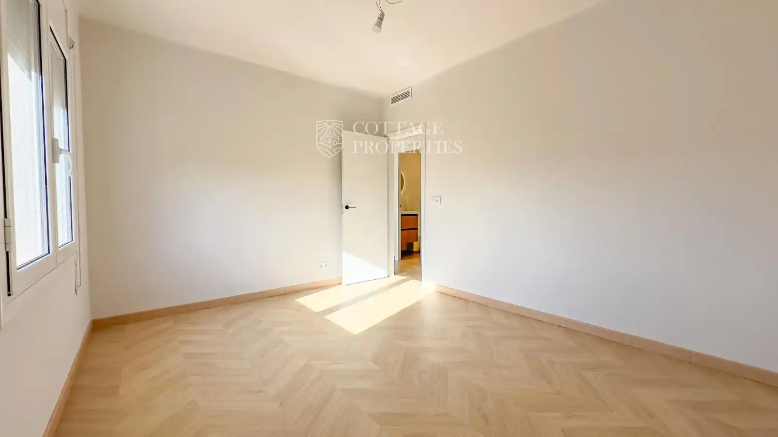 Bedroom of Houses for sale in Banyoles  with Air Conditioner, Swimming Pool and Alarm