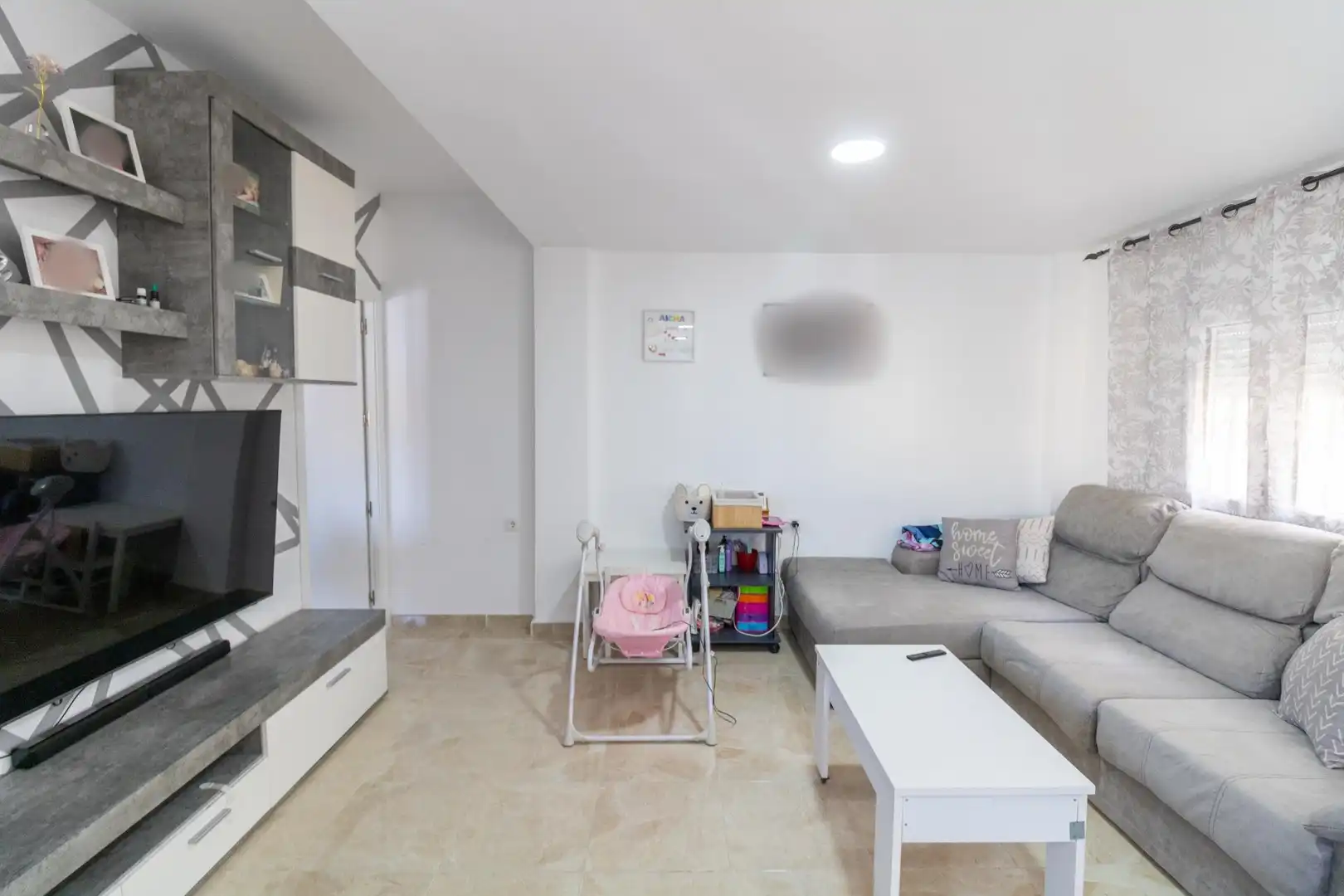 Sala d'estar de Pis en venda en Almería amb Aire condicionat i Moblat