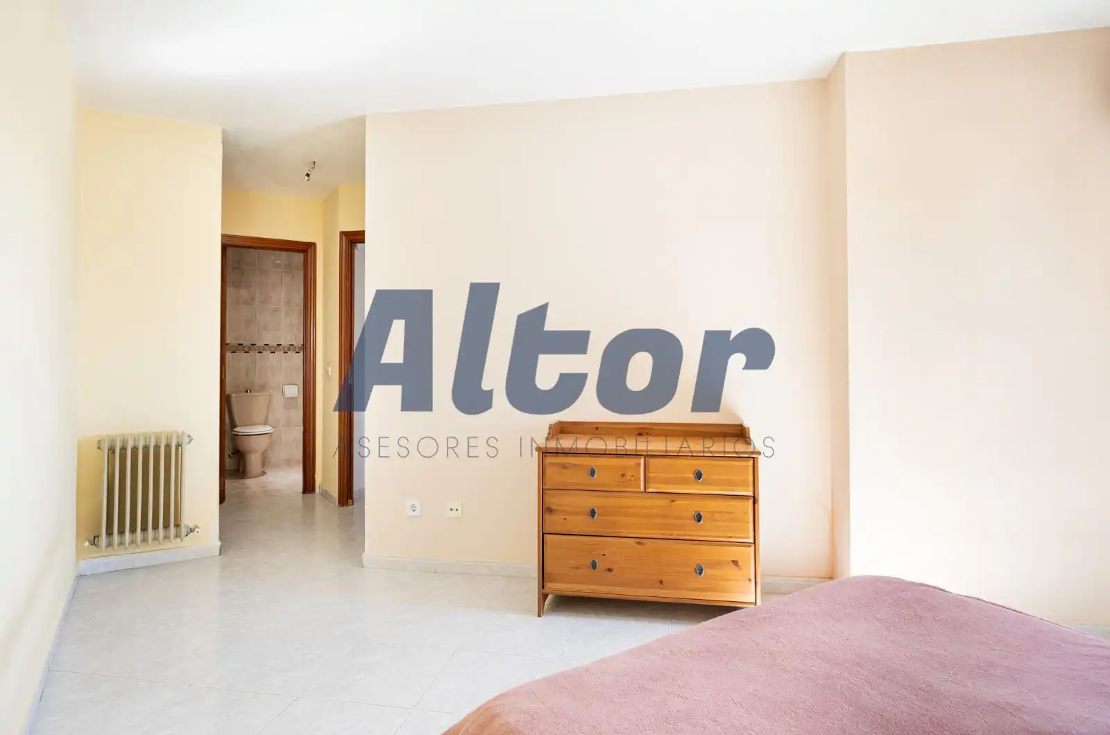Schlafzimmer von Dachboden zum Verkauf in Fuenlabrada mit Heizung, Terrasse und Alarm