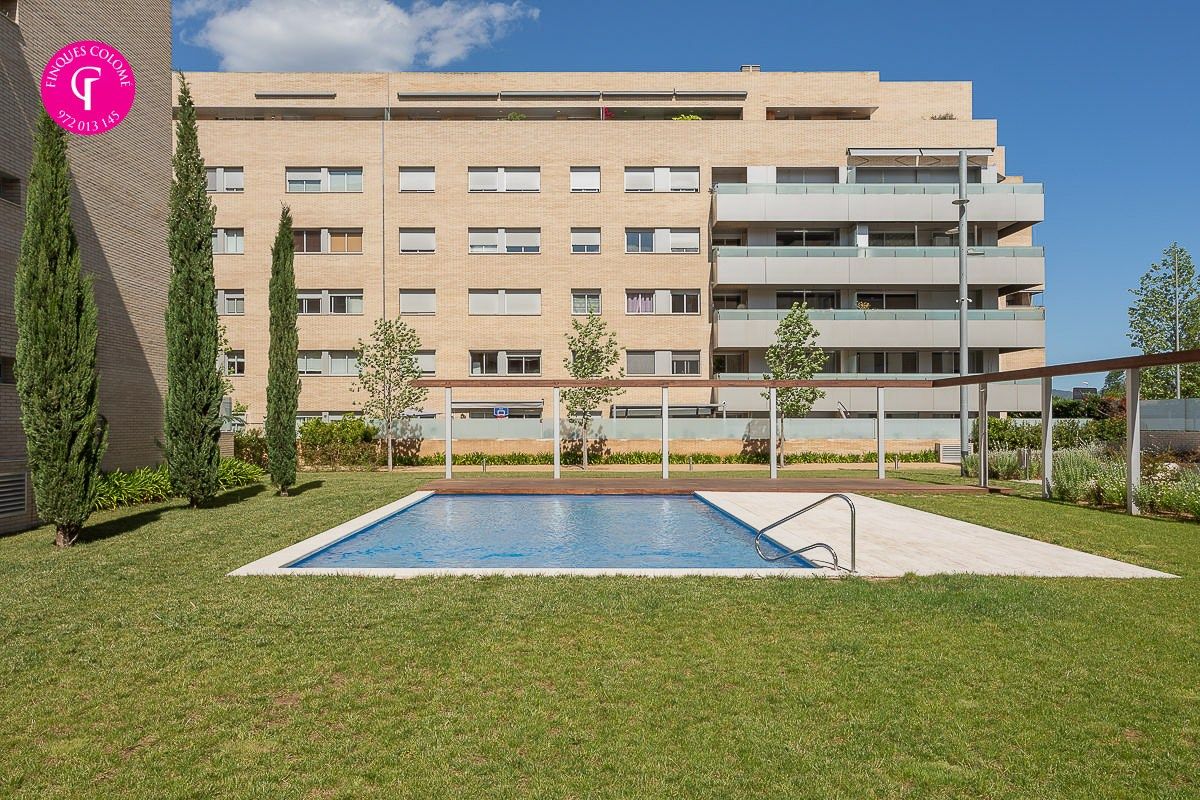Swimming pool of Flat for sale in Salt  with Air Conditioner, Heating and Balcony