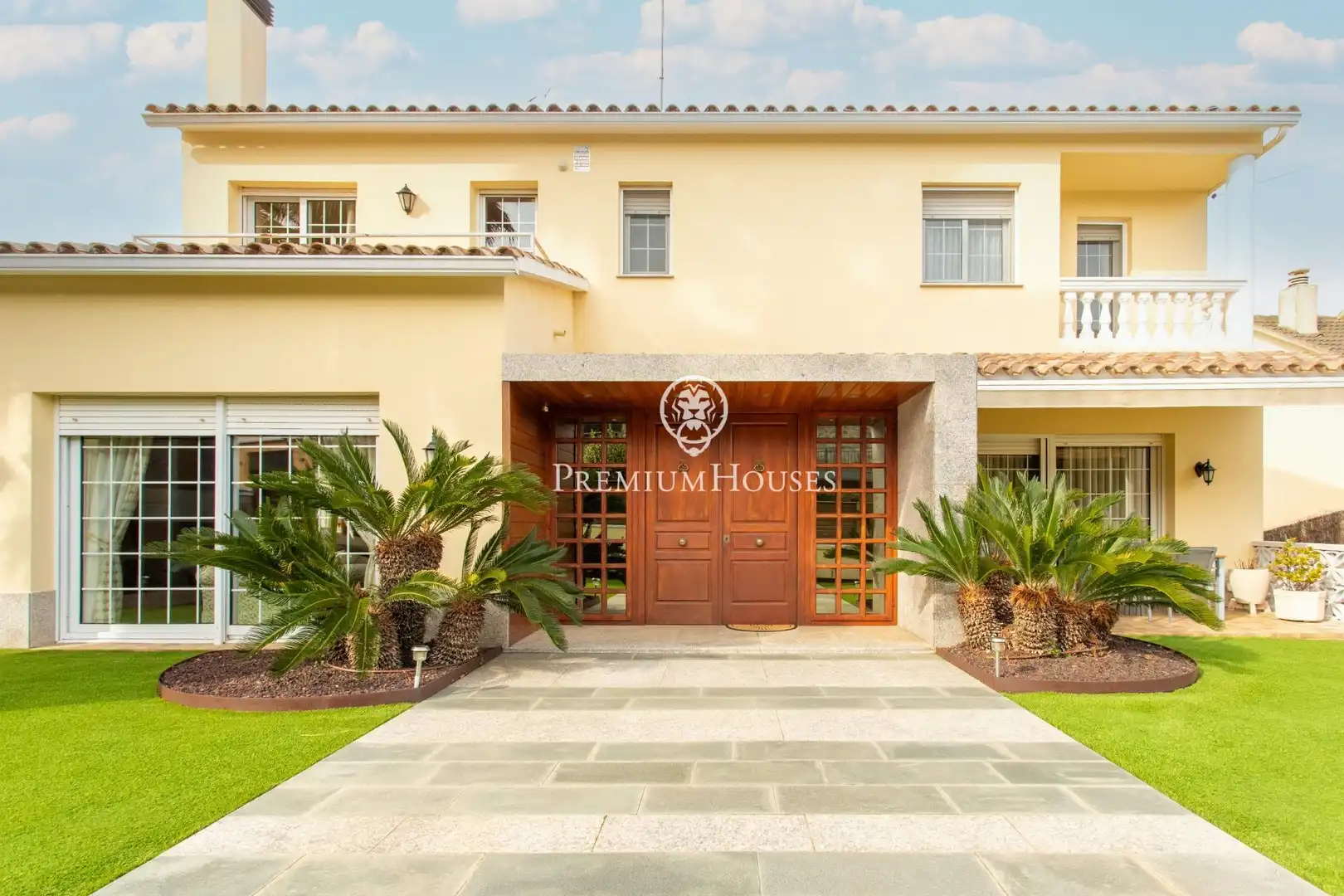 Vista exterior de Casa o xalet en venda en Mataró amb Calefacció, Jardí privat i Parquet