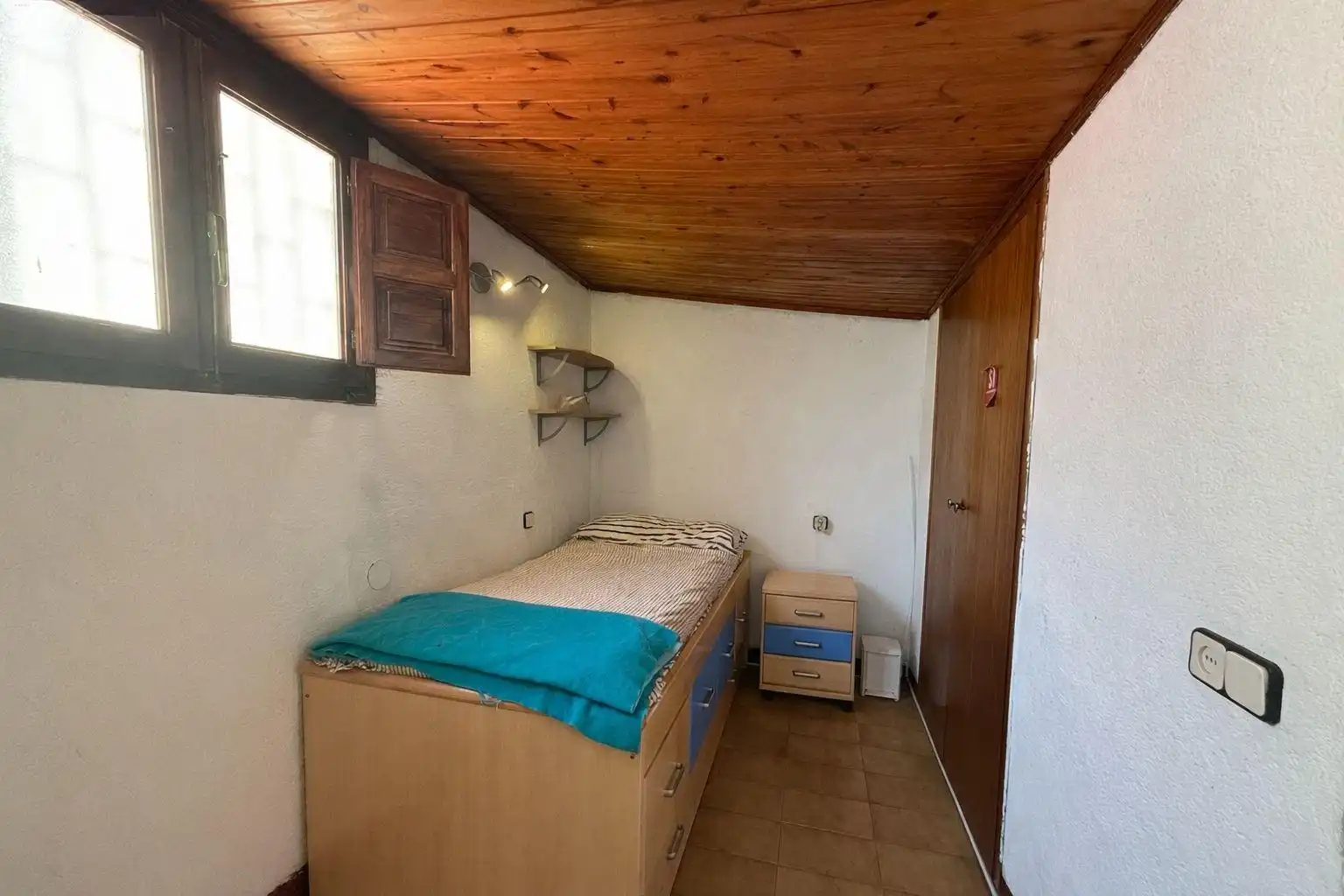 Schlafzimmer von Einfamilien-Reihenhaus zum Verkauf in Sabadell mit Terrasse, Abstellraum und Ofen