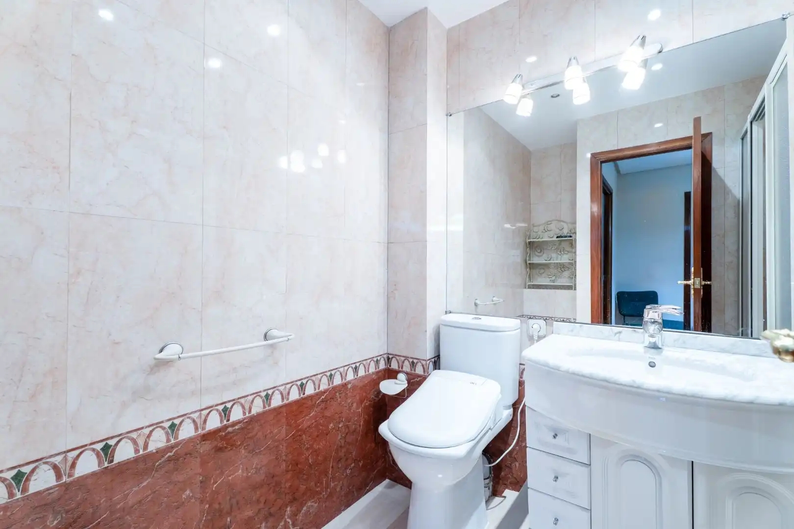 Badezimmer von Wohnung zum Verkauf in Madrid mit Klimaanlage, Heizung und Terrasse