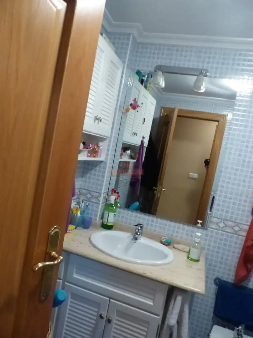 Badezimmer von Wohnung zur Miete in Albacete mit Heizung und Balkon