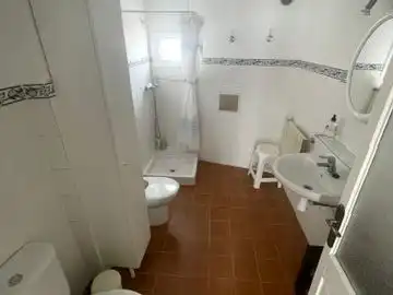 Badezimmer von Erdgeschoss zur Miete in Es Mercadal mit Klimaanlage, Heizung und Terrasse