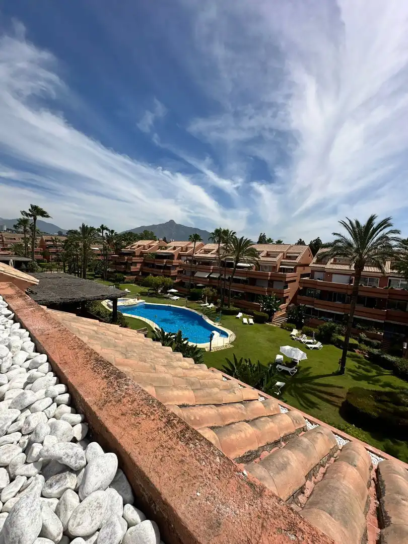 Vista exterior de Àtic de lloguer en Marbella amb Aire condicionat, Calefacció i Terrassa