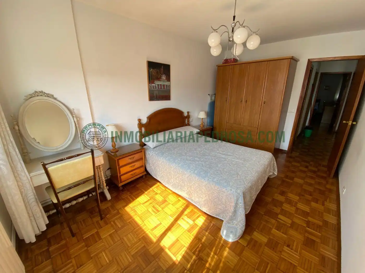 Schlafzimmer von Wohnung zur Miete in Pontevedra Capital  mit Heizung, Parkett und Möbliert