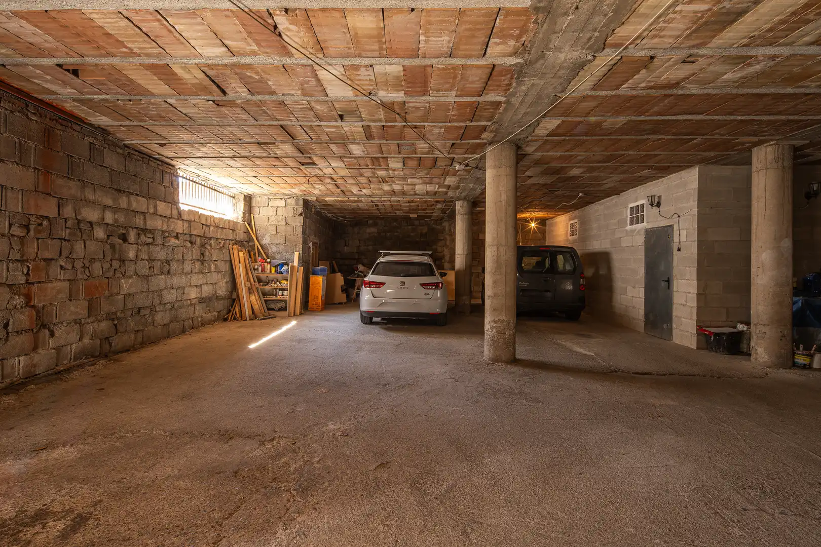 Parkplatz von Einfamilien-Reihenhaus zum Verkauf in Granada mit Klimaanlage, Privatgarten und Terrasse