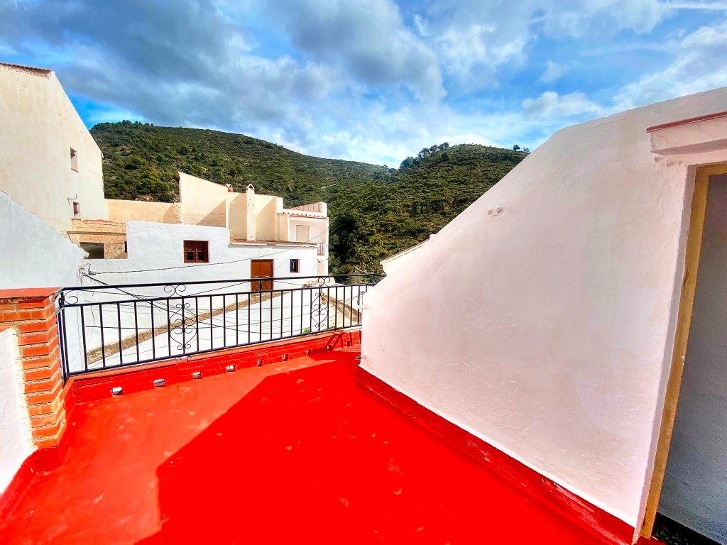 Vista exterior de Finca rústica en venda en Salares amb Terrassa, Traster i Moblat
