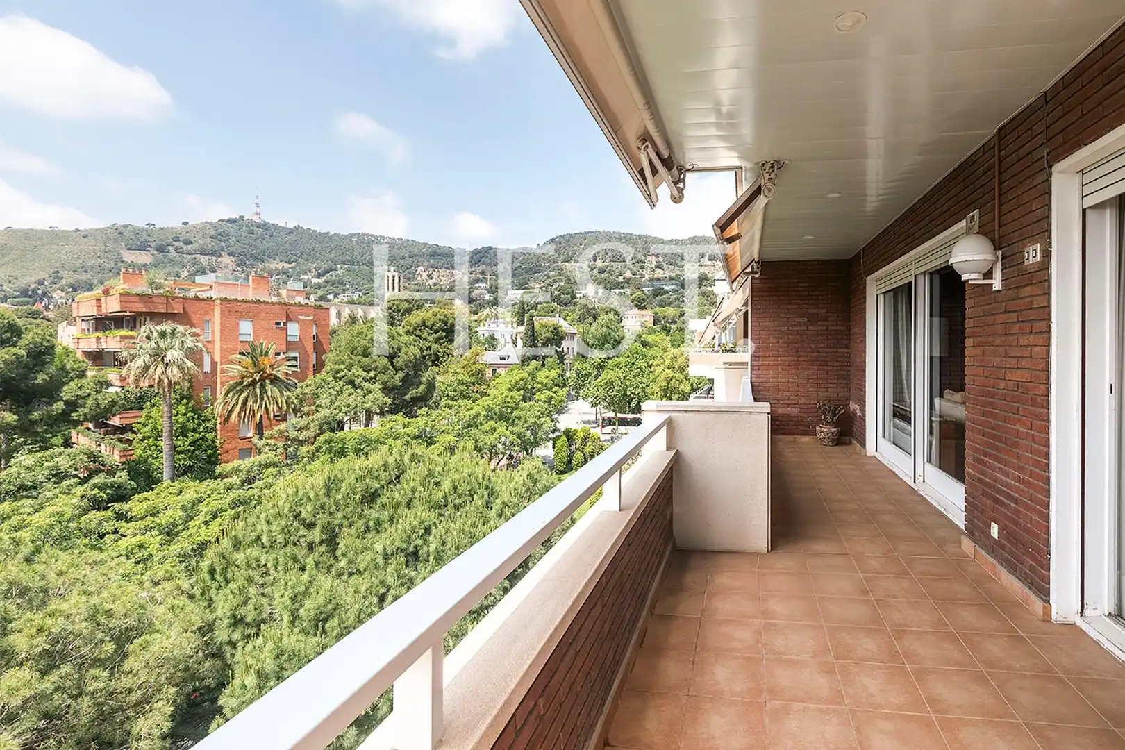 Vista exterior de Piso de alquiler en Barcelona con Calefacción, Jardín privado y Parquet