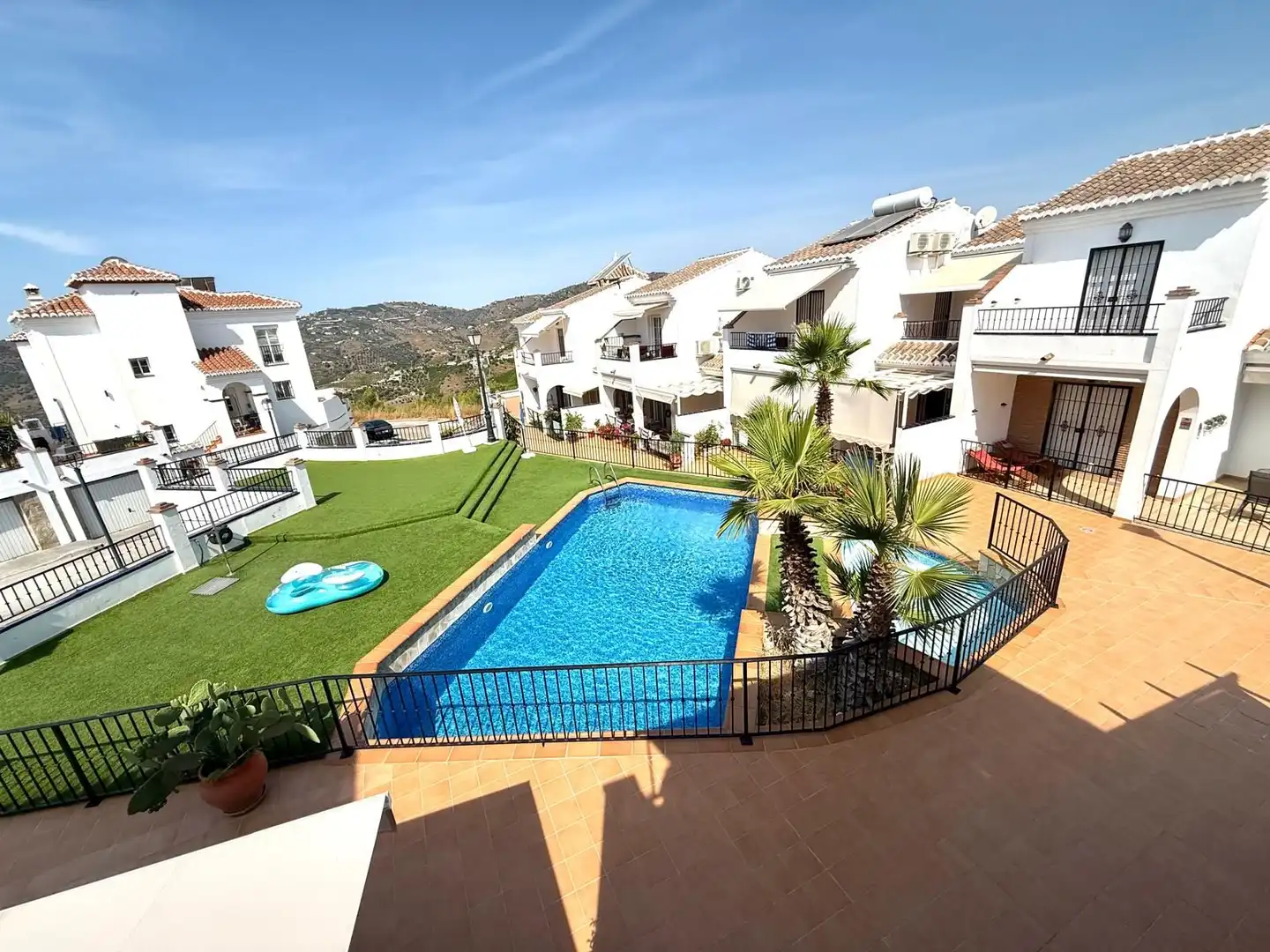Piscina de Casa adosada en venta en Frigiliana con Aire acondicionado, Jardín privado y Trastero