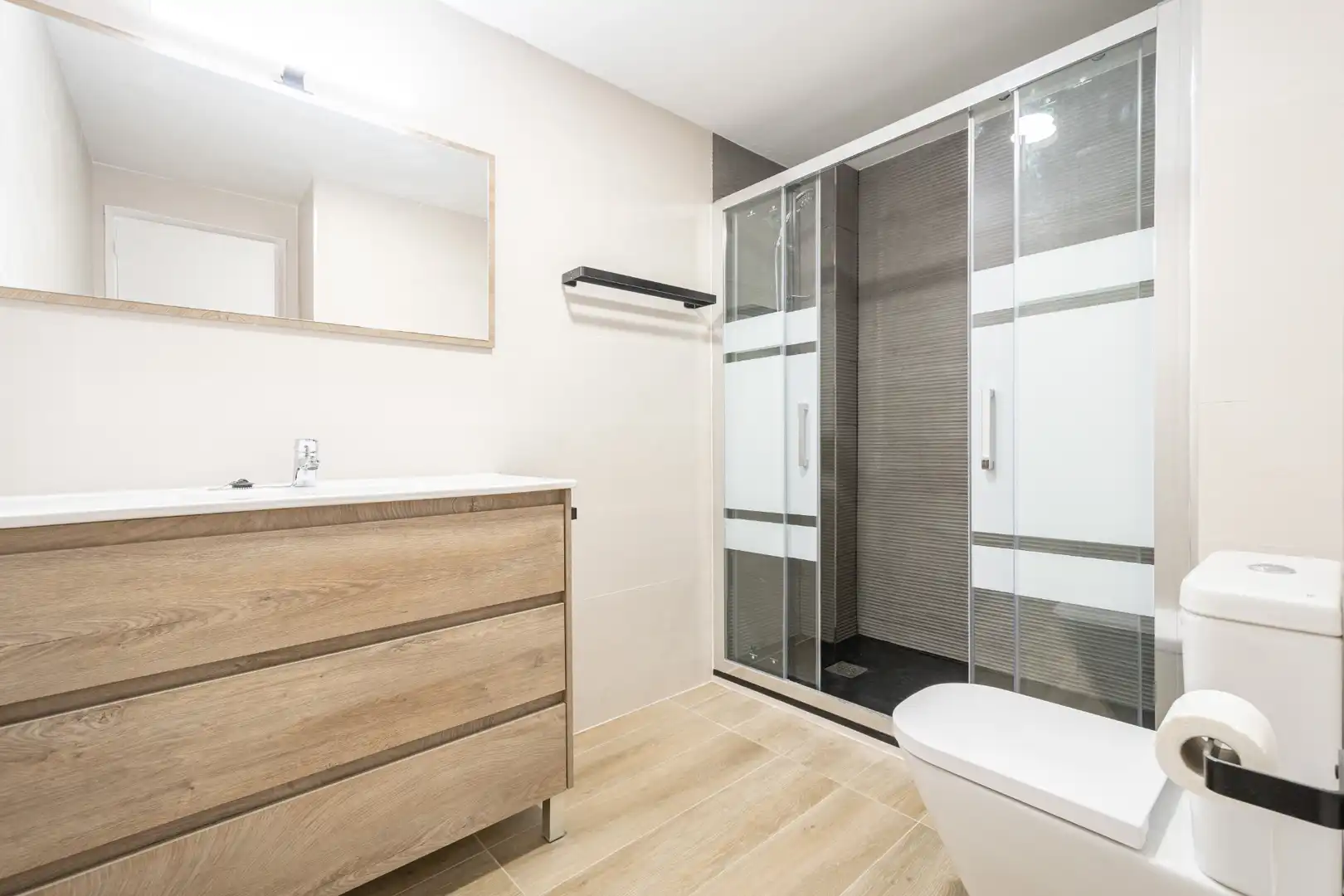 Badezimmer von Wohnung zum Verkauf in Barcelona mit Klimaanlage und Heizung
