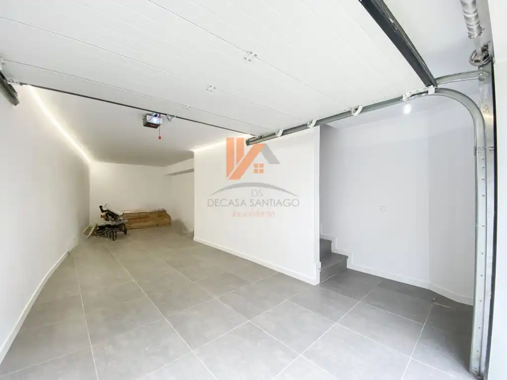 Casa adosada en venta en Santiago de Compostela  con Balcón