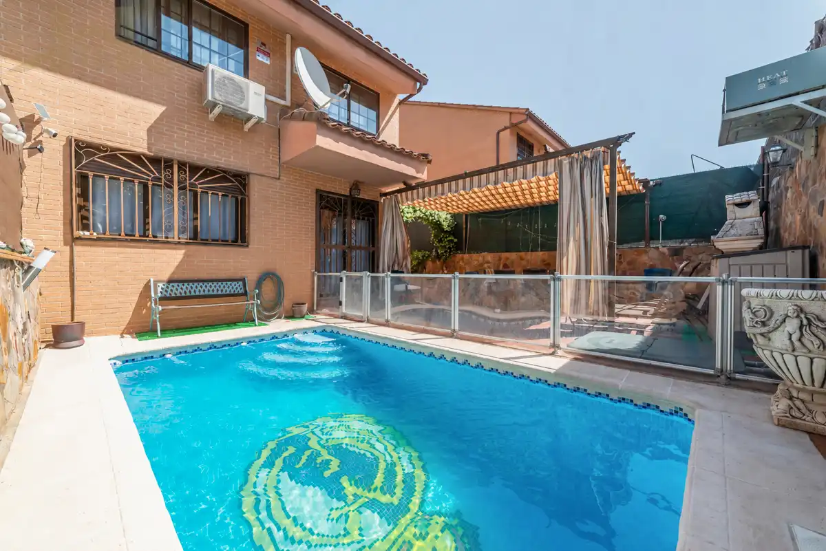 Piscina de Casa o chalet en venta en Mejorada del Campo con Aire acondicionado, Calefacción y Jardín privado
