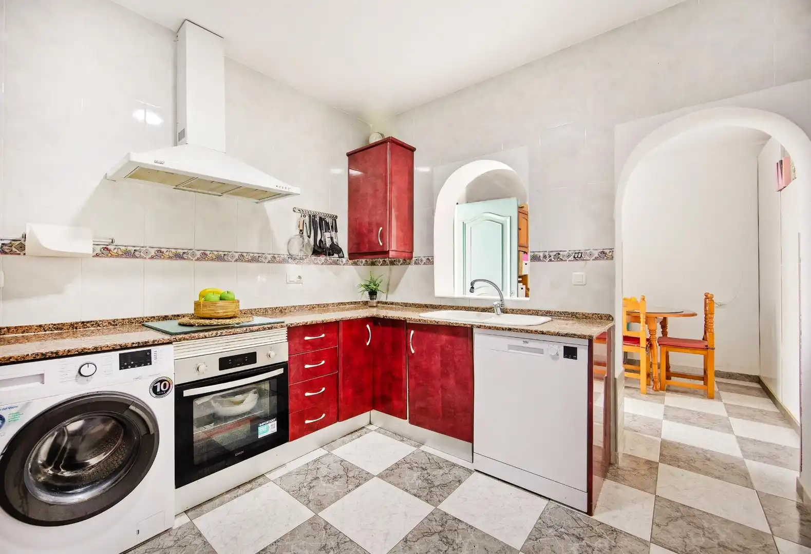 Cuina de Casa o xalet en venda en Chiclana de la Frontera amb Aire condicionat, Jardí privat i Terrassa
