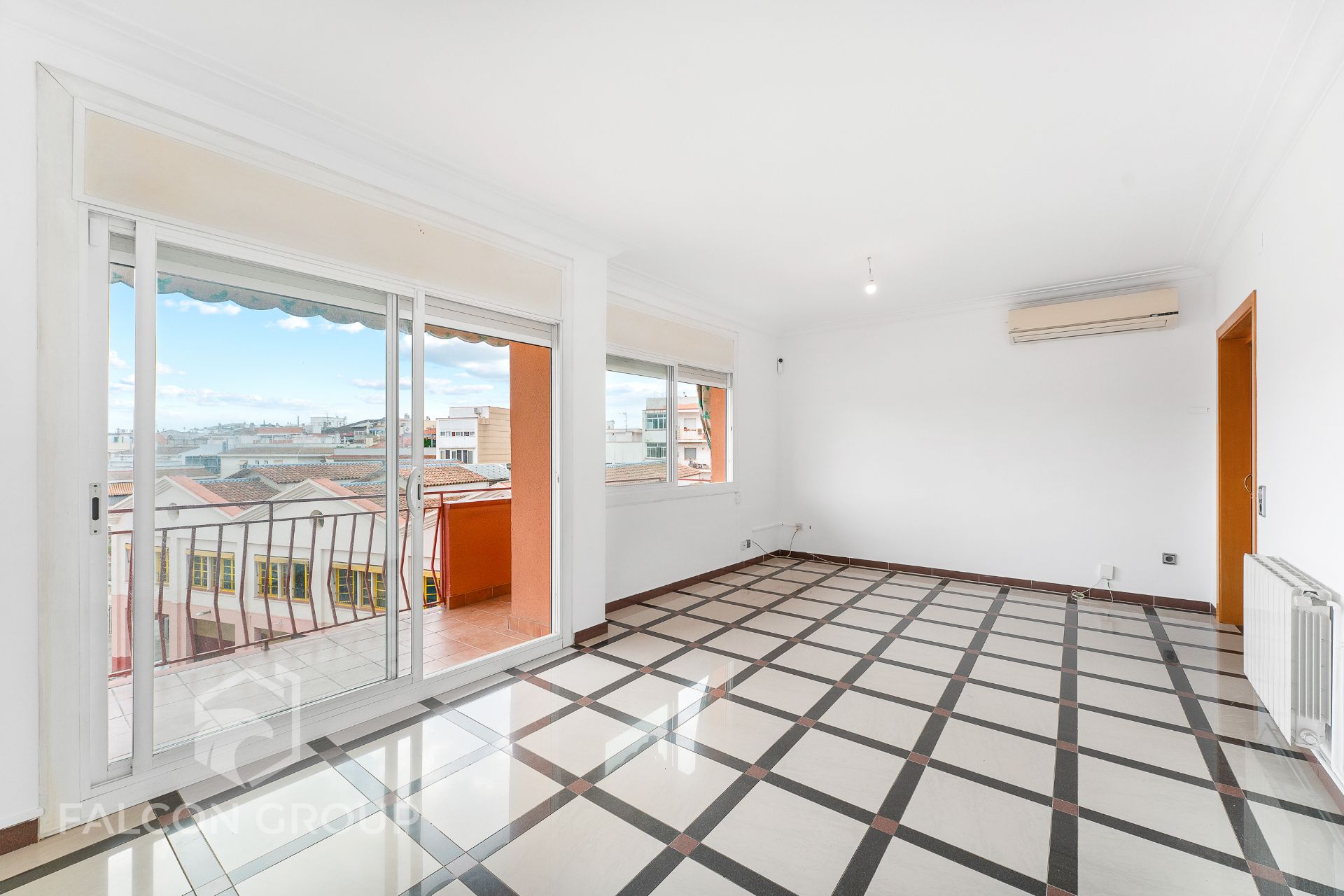 Living room of Flat for sale in Vilanova i la Geltrú  with Air Conditioner, Heating and Oven