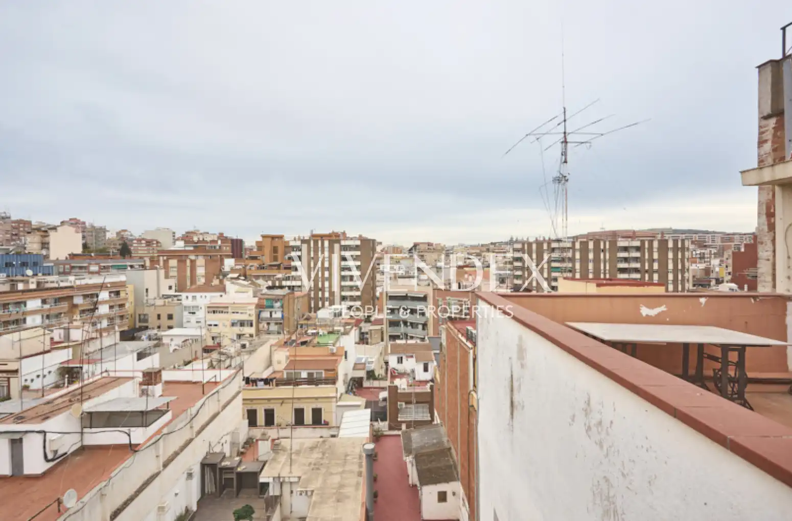 Vista exterior de Ático en venta en L'Hospitalet de Llobregat con Aire acondicionado, Calefacción y Terraza