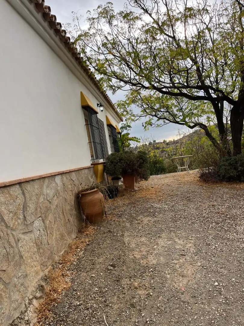 Außenansicht von Country house zur Miete in Riogordo mit Privatgarten, Schwimmbad und Möbliert