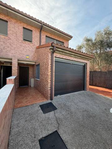 Casa adosada en Venta en Calle del Río en Leiva