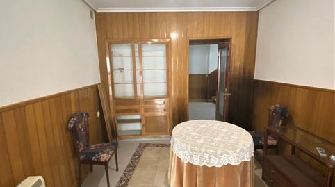 A tan solo una calle del centro de Sax se encuentra esta magnífica vivienda adosada, una propiedad llena de carácter, amplitud y r