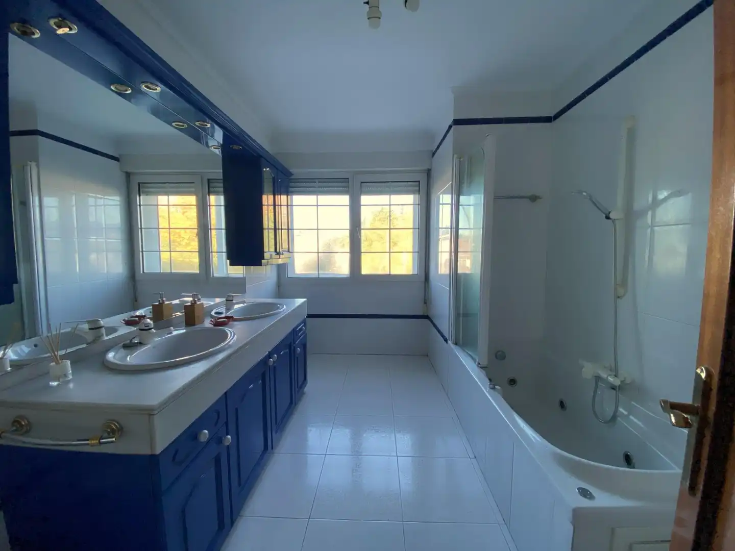 Baño de Casa adosada en venta en Loiu con Calefacción, Jardín privado y Terraza