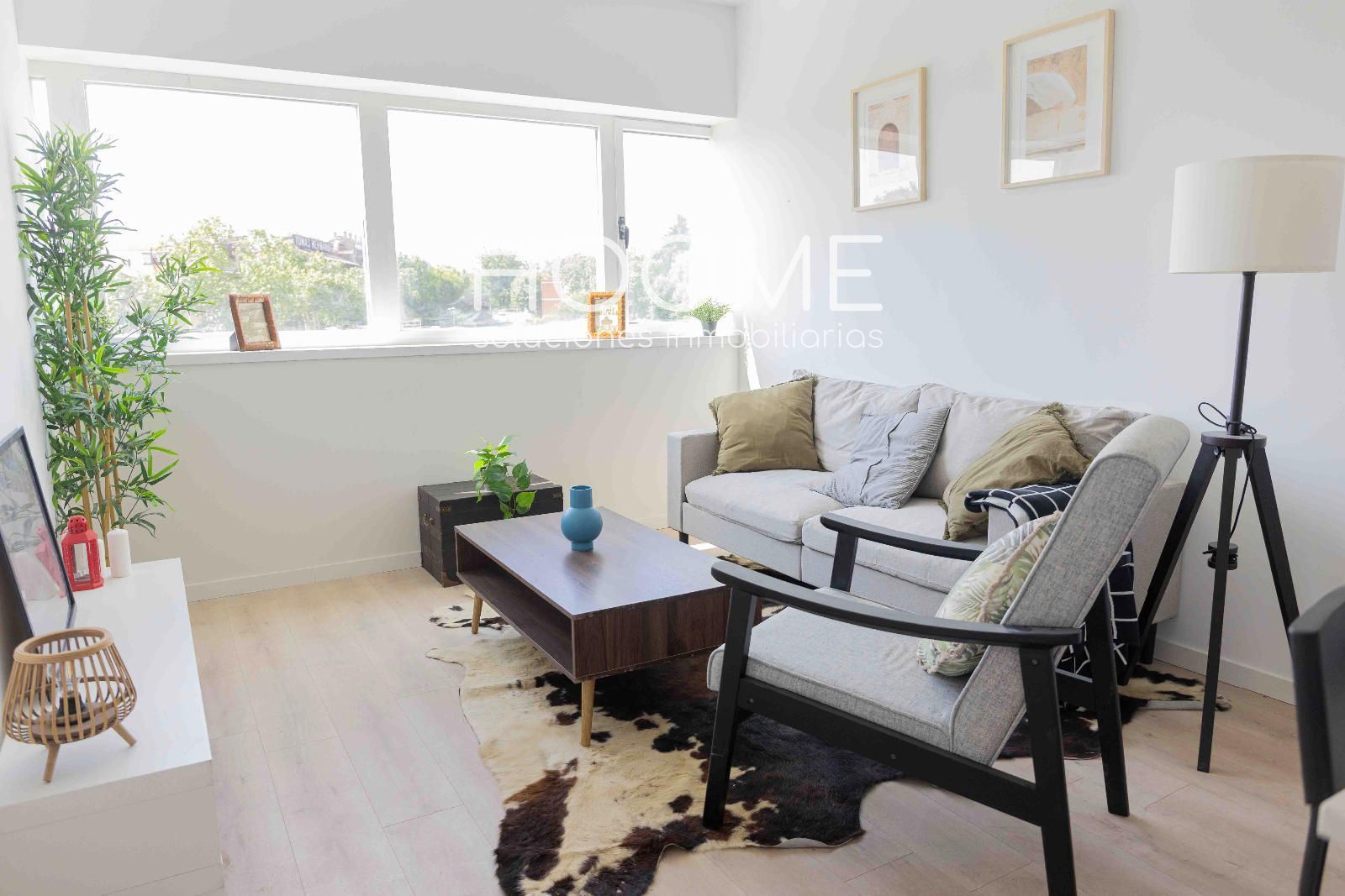 Living room of Flat for sale in Tres Cantos  with Air Conditioner, Heating and Parquet flooring