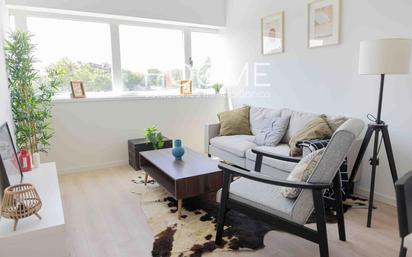 Living room of Flat for sale in Tres Cantos  with Air Conditioner, Heating and Parquet flooring
