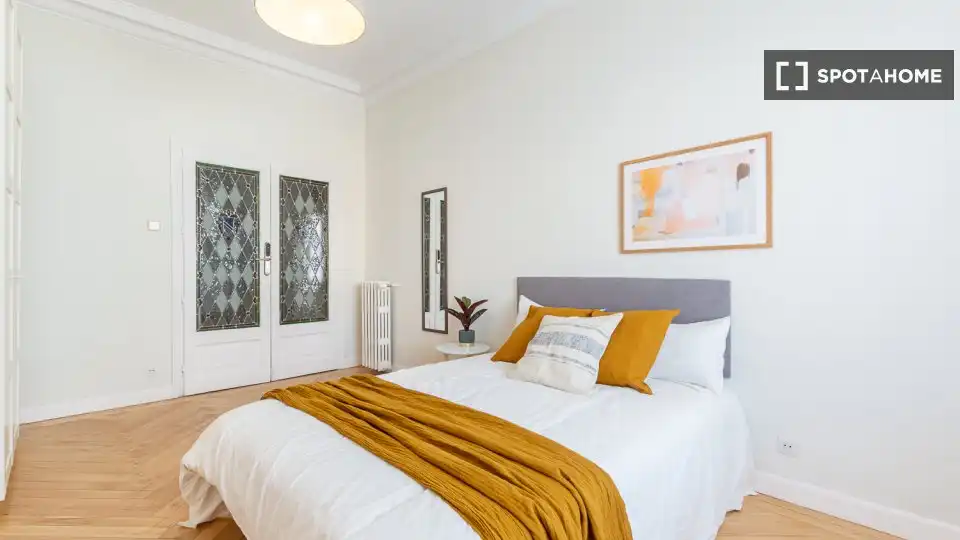 Bedroom of Flat for share in Barrio de Salamanca