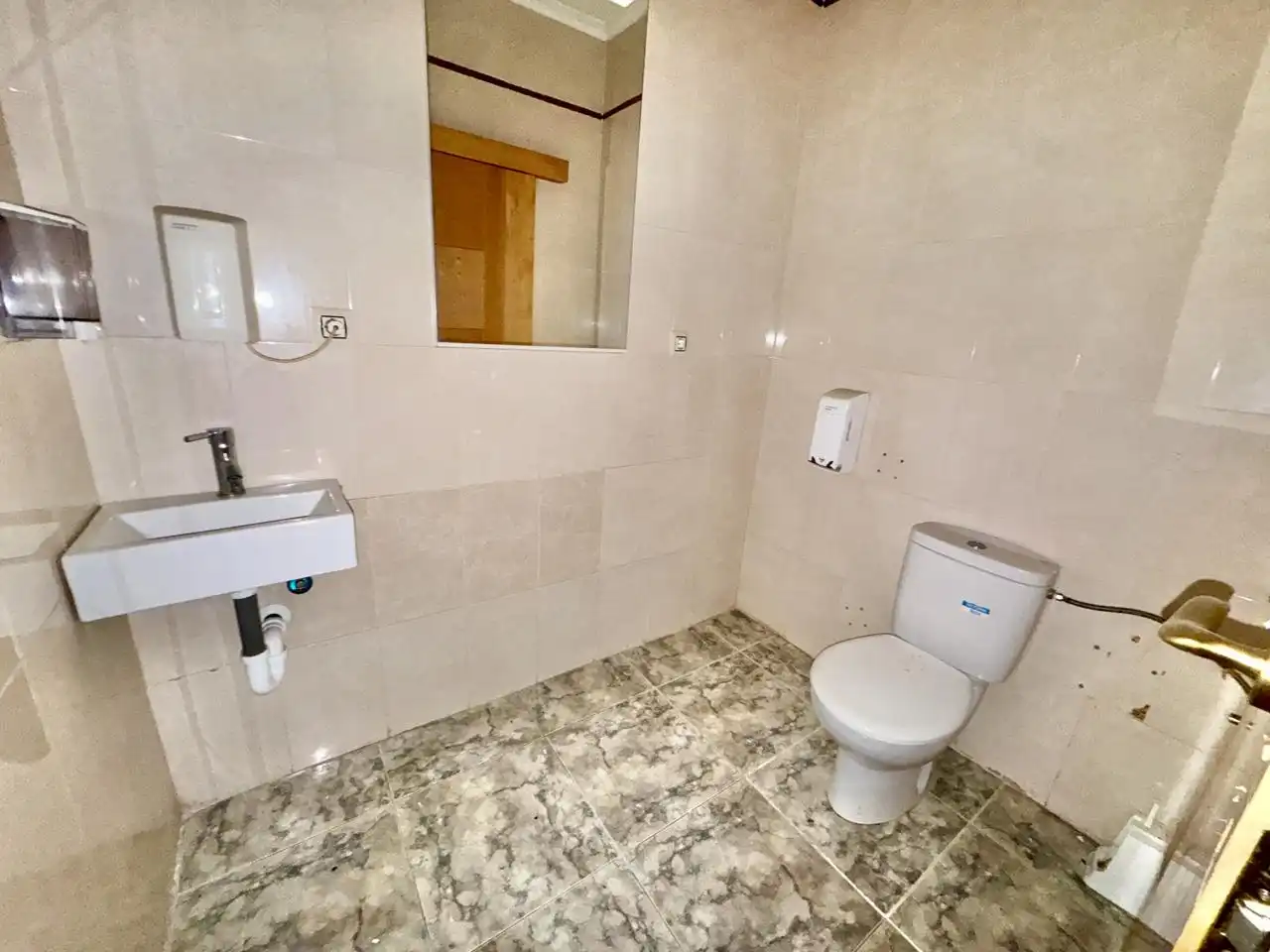 Bany de Edifici en venda en Candeleda